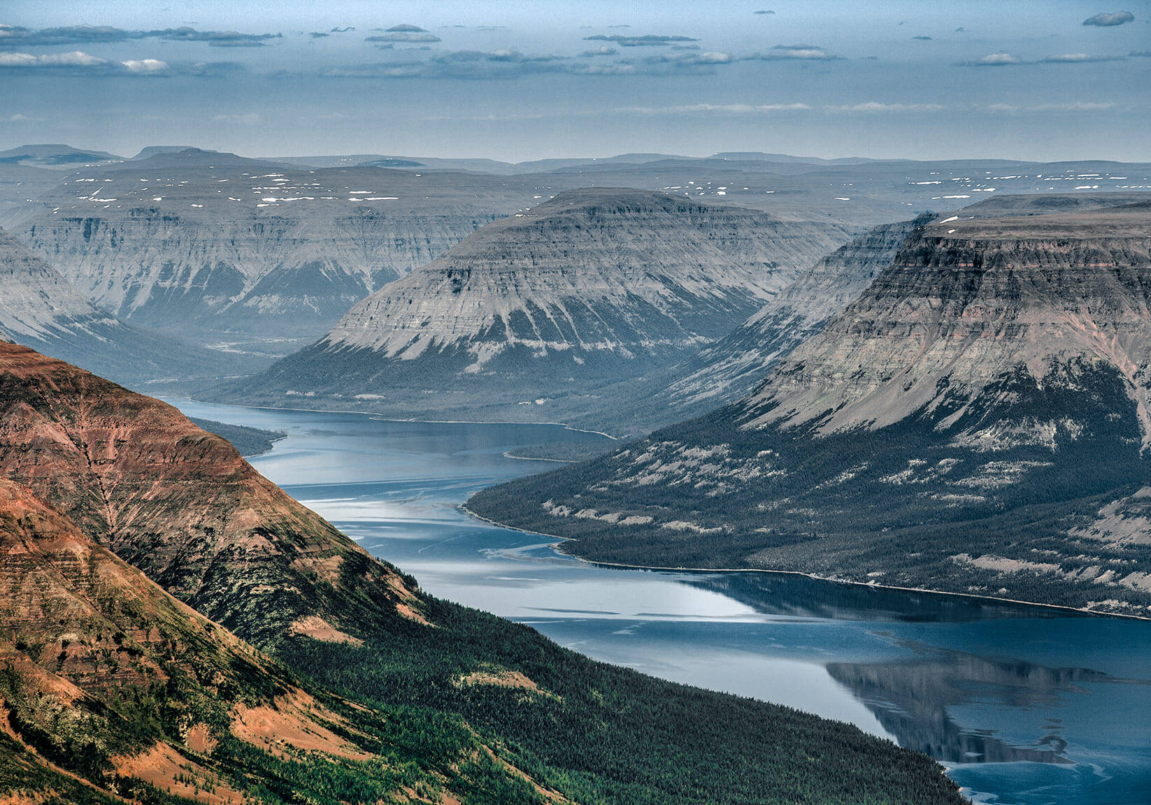 Скалистый каньон и озеро на Плато Путорано