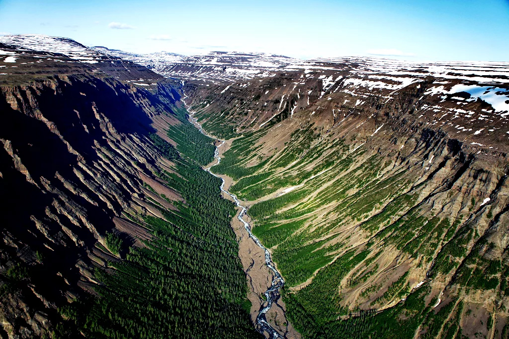 Пейзаж плато Путорано с озером и уступами
