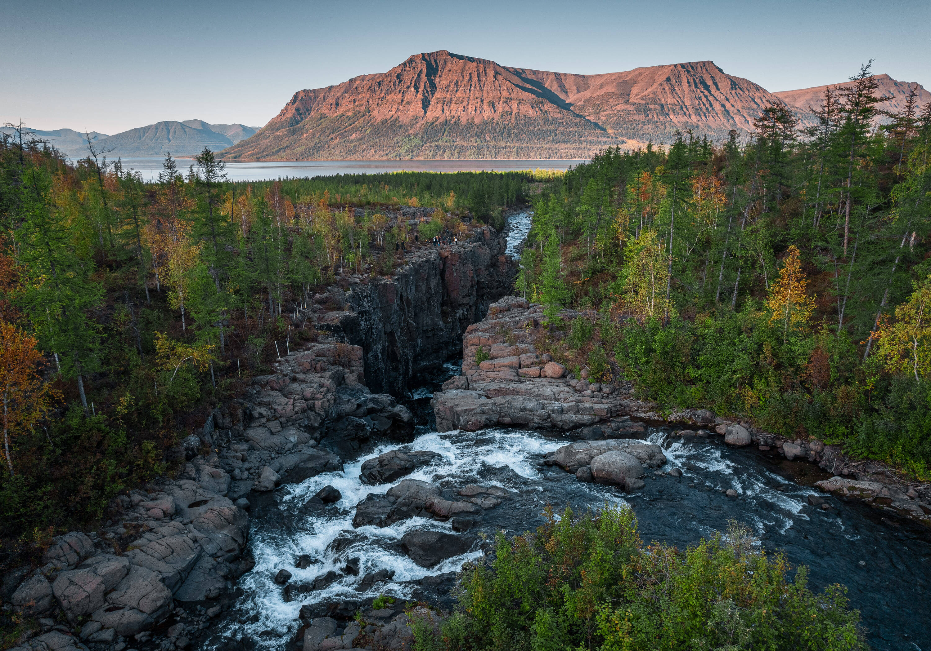 Скалистые уступы и водопад на Плато Путорано